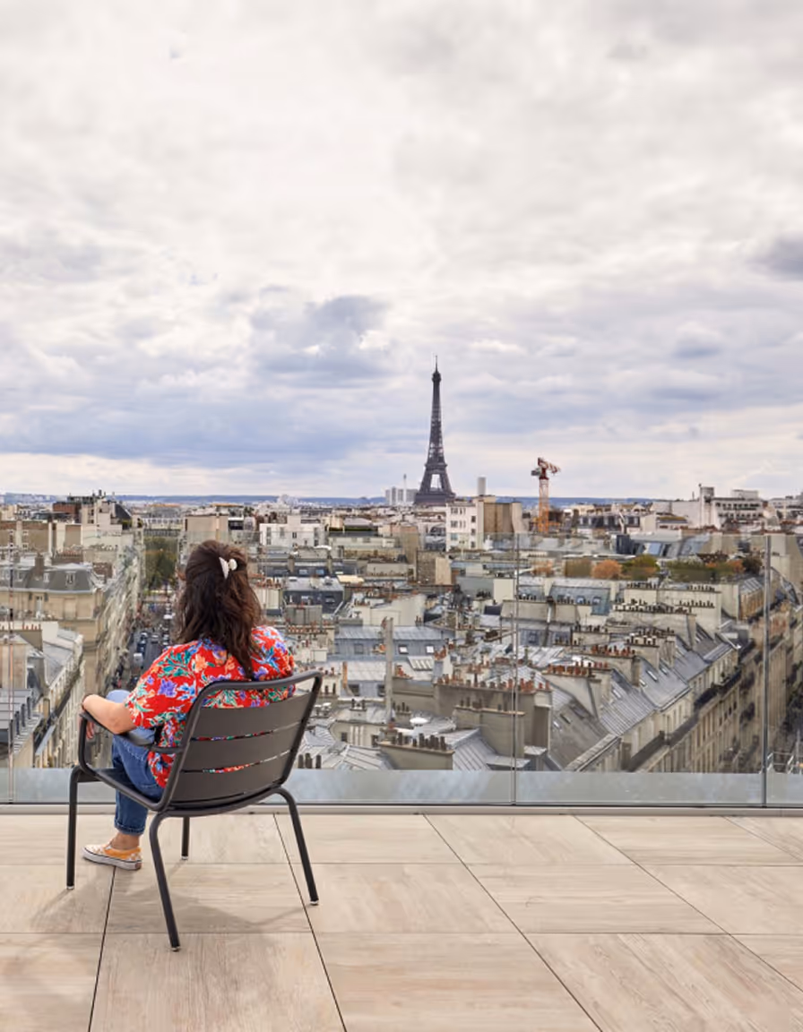 Bureaux à louer à Paris, vue sur les toits et la tour Eiffel